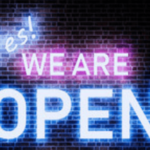 scritta luminosa al led "yes we are open" fuxia e celeste