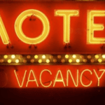 insegna luminosa Motel vacancy gialla e rossa